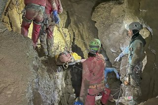 Une équipe internationale de 200 sauveteurs, explorateurs et médecins était à pied d'oeuvre afin d'extirper Marck Dickey de la grotte.